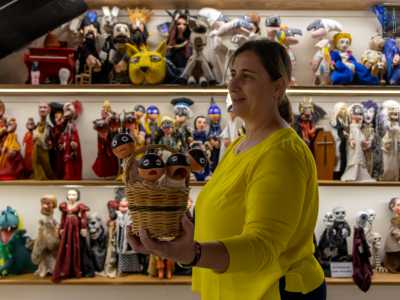 �Tra i pi� particolari ci sono i figli di Pulcinella, tali e quali a lui ma in miniatura�, sottolinea Anna Chiara mostrandoci un piccolo cestino di vimini che racchiude i quattro neonati con la tipica mezza maschera del padre